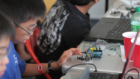 Un grupo de alumnos utiliza un kit de Arduino en una clase.