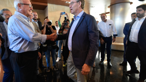 El expresidente de la Región de Murcia, Ramón Luis Valcárcel (i), saluda al presidente del PP, Alberto Núñez Feijóo (d), a su llegada a la Junta Directiva Regional del PP, en el Hotel Nelva, a 16 de septiembre de 2022, en Murcia.