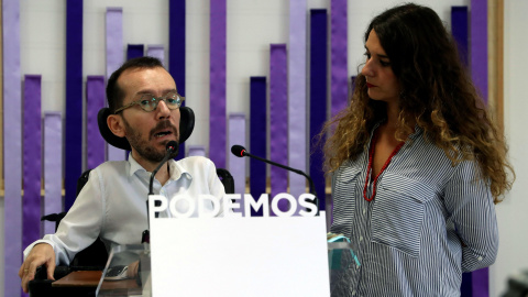 El secretario general de Podemos en Aragón y secretario de Organización de Podemos en España Pablo Echenique y la portavoz adjunta de Podemos Noelia Vera, en rueda de prensa tras el tras el Consejo de Coordinación de la formación morada, es