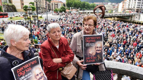 Las organizaciones de pensionistas han vuelto a concentrarse un lunes más en Bilbao, para reclamar una pensión mínima de 1080€, entre otras reivindicaciones. (MIGUEL TOÑA | EFE)