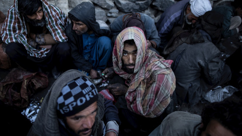 05/04/2023. Hombres consumiendo droga en las calles de Kabul, en Afghanistán, a 14 de noviembre de 2022.