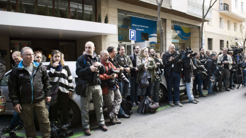 Periodistas apostados en el exterior del domicilio madrileño del exvicepresidente del Gobierno y expresidente de Bankia, Rodrigo Rato. EFE/Luca Piergiovanni