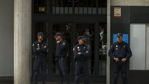 Agentes de la Policía delante del portal del domicilio de Rodrigo Rato, durante el registro de Hacienda. REUTERS/Sergio Perez