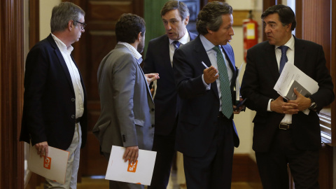 Los diputados de Ciudadanos José Manuel Villegas y Miguel Giménez, con los del PP Rafael Hernando, Crlos Floriano y José Antonio Bermúdez de Castro, tras una reunión de la Junta de Portavoces del Congreso de los Diputados. EFE