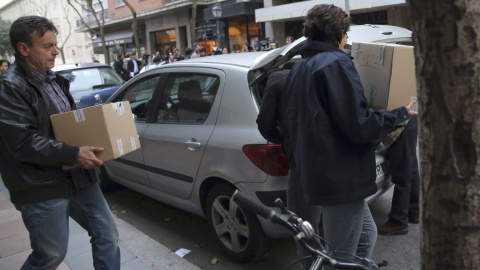 Funcionarios de la Agencia Tributaria trasladan cajas del domicilio madrileño del exvicepresidente del Gobierno y expresidente de Bankia, Rodrigo Rato. EFE/Ballestero