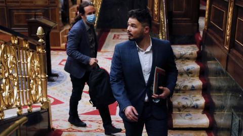 El portavoz de ERC Gabriel Rufián y el vicepresidente Pablo Iglesias (detrás), en el pleno del Congreso que debate la quinta prórroga del estado de alarma. EFE/Kiko Huesca/Pool