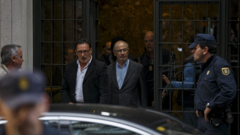 Rodrigo Rato, sale con agentes de la Policía, tras el registro de su domicilio. REUTERS/Sergio Perez