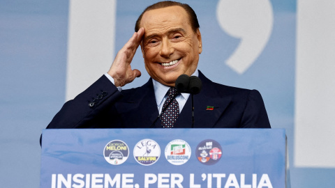 El ex primer ministro italiano y líder del partido Forza Italia, Silvio Berlusconi, en una imagen de archivo de septiembre de 2022, en el mitin de cierre de campaña de las elecciones generales, en la Piazza del Popolo, en Roma. REUTERS/Yara