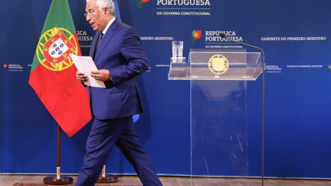 El primer ministro portugués, el socialista António Costa, se marcha tras ofrece unas declaraciones este viernes en Lisboa (Portugal), en las que amenazó con dimitir si finalmente es refrendada la medida que reconoce que la actualización de