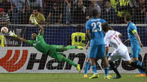 El jugador del Sevilla Denis Suárez (2-d) marca el segundo gol ante el Zenit. /EFE