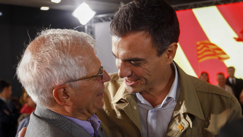 Fotografía de septiembre de 2015 del presidente del Gobierno y secretario general socialista Pedro Sánchez junto al expresidente del Parlamento Europeo (PE) y exministro de Obras Públicas, Josep Borrell (i) que será ministro de Exteriores e