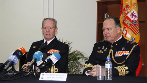 El general de División Juan Chicharro Ortega, a la derecha de la imagen, durante un acto público.