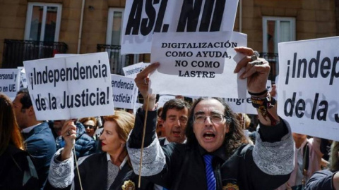 Jueces y fiscales se manifiestan frente al Ministerio de Justicia. EFE