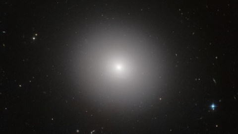 Viejas galaxias colosales mueren de dentro hacia afuera. /NASA/ESA