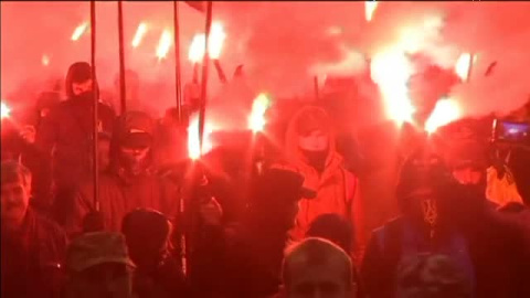 Miles de nacionalistas ucranianos marchan por las calles de Kiev