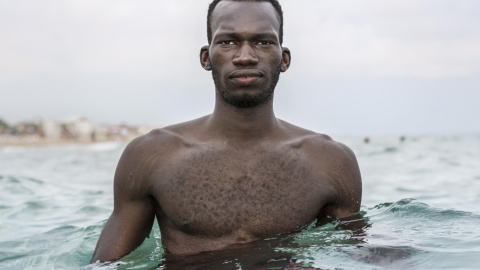 Una imagen de Amadou en el mar, en un contexto muy diferente al del primer retrato de Dezfuli.