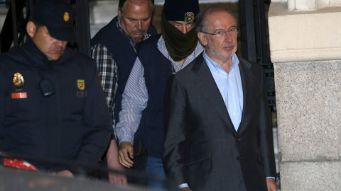 Rodrigo Rato abandona su oficina después del registro del jueves./ REUTERS-Juan Medina