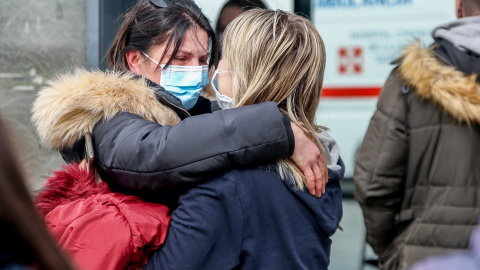 24/02/2022 Dos mujeres ucranianas se abrazan a su llegada al Centro de Recepción, Atención y Derivación de acogida de desplazados de Ucrania, a 18 de marzo de 2022, en Pozuelo de Alarcón, Madrid