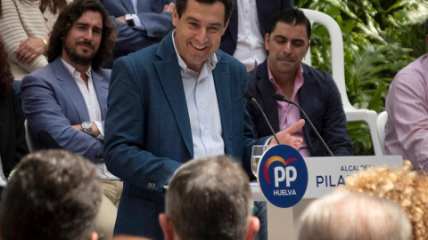 El presidente del Partido Popular Andaluz y de la Junta de Andalucía, Juanma Moreno, durante su intervención en el acto de presentación de la candidatura del PP a las elecciones municipales en Huelva, celebrado hoy en la Casa Colón de la ca