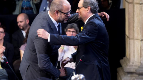 El nuevo conseller de Interior, Miquel Buch, saluda al presidente de la Generalitat, Quim Torra/EFE