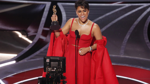 La actriz Ariana DeBose, tras recibir el Oscar en la categoría de mejor actriz de reparto gracias a su papel de Anita en 'West Side Story'. EFE/EPA/ETIENNE LAURENT