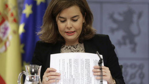 La vicepresidenta del Gobierno, Soraya Sáenz de Santamaría, durante la rueda de prensa ofrecida tras la reunión del Consejo de Ministros. EFE/Angel Díaz