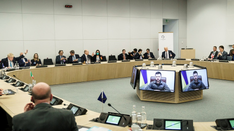 El presidente de Ucrania, Volodímir Zelenskiy, interveniene por videconferencia en la  cumbre del G7 en Bruselas. REUTERS/Jesco Denzel/BPA