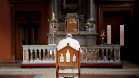 El papa Francisco reza durante un acto para recordar a las víctimas de los abusos sexuales de la Iglesia, en agosto de 2018.