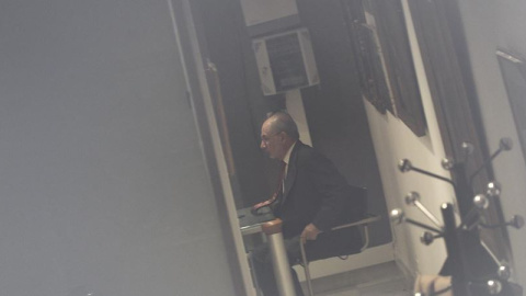 Rodrigo Rato, en su despacho personal, durante el registro realizado en viernes por agentes del Servicio de Vigilancia Aduanera y de la Policía. E.P.