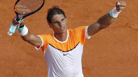 Rafael Nadal celebra su victoria tras el partido de cuartos de final del torneo de Montecarlo que ha disputado con David Ferrer. / SEBASTIEN NOGIER / EFE