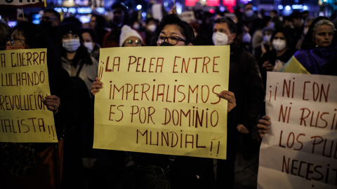 Un grupo de personas participa en una concentración contra la guerra en Ucrania y contra la OTAN, en la Puerta del Sol, a 25 de febrero de 2022, en Madrid (España).