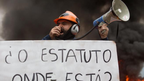 Un trabajador grita con un megáfono frente a una pancarta que pregunta '¿Dónde está el estatuto?'. / EuropaPress / Carlos Castro