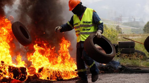 Quema de neumáticos en las barricadas. / EFE/ Eliseo Trigo