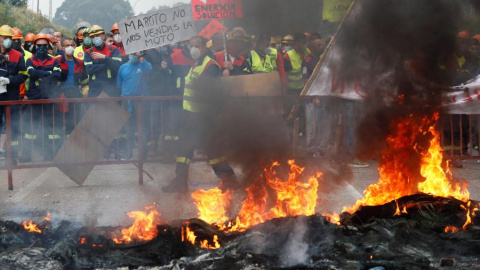 Los trabajadores de la factoría Alcoa se manifiestan este martes y establecen barricadas para impedir el paso a la fábrica de San Cibrao, Lugo. / EFE