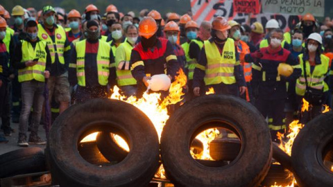 Participantes queman neumáticos durante la manifestación del comité de empresa de Alcoa tras el anuncio hace cinco días del despido colectivo. / EuropaPress / Carlos Castro