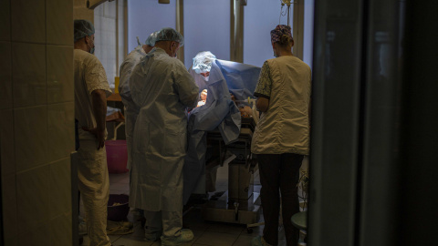 Un equipo de médicos interviene a un paciente en el quirófano del Instituto de Ortopedia y Traumatología de Kiev este jueves.