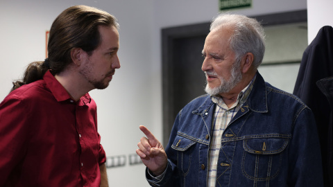 Pablo Iglesias y Julio Anguita conversan en la redacción de Público. /JAIRO VARGAS