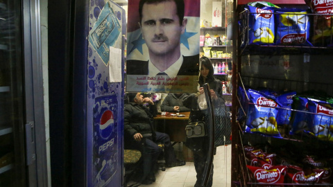 Un retrato del presidente de Siria, Bashar al-Assad, en la puerta de un comercio en la capital del país, Damasco. REUTERS/Yamam al Shaar