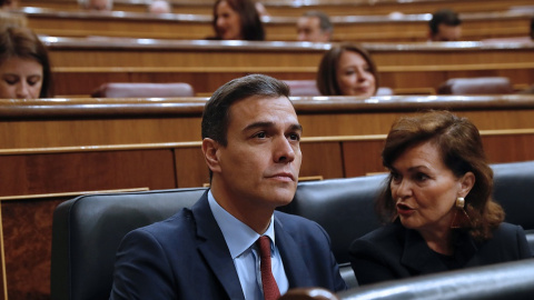 27/02/2019.- El presidente del Gobierno, Pedro Sánchez, junto a la vicepresidenta, Carmen Calvo, al inicio del pleno del Congreso, donde realiza su última comparecencia antes de convocar elecciones. EFE/J.P.Gandul