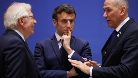 El Alto Representante de la Unión Europea para Asuntos Exteriores y Política de Seguridad, Josep Borrell, conversa con el presidente francés, Emmanuel Macron y el  primer ministro esloveno, Janez Jansa, al comienzo de la cumbre de la UE en 