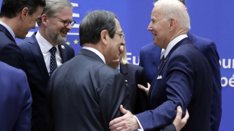 El presidente de los EEUU, Joe Biden, conversa con varios líderes europeos, entre ellos el presidente del Gobierno, Pedro Sánchez, antes del inicio de la cumbre de la UE sobre la invasión de Rusia a Ucrania, en  Bruselas. EFE/EPA/OLIVIER HO