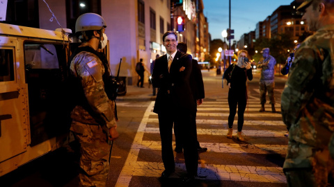 El secretario de Defensa de EEUU Mark Esper visita un puesto de soldados desplegados en la capital del país./ Reuters