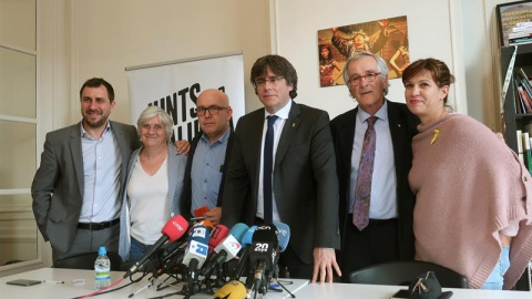 Toni Comín, Clara Ponsatí, Gonzalo Boye, Carles Puigdemont, Xavier Trias i Beatriz Talegon en roda de premsa per donar a conèixer la substitució de candidats de JxCat al Parlament Europeu vetats per la Junta Electoral Central. EFE / Laura P