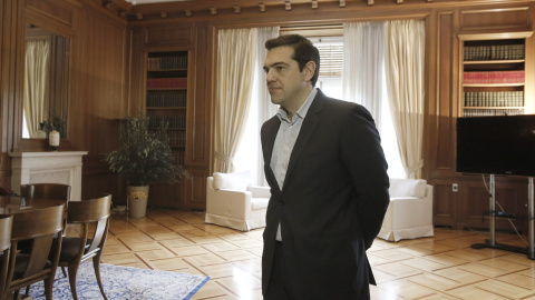 El primer ministro griego, Alexis Tsipras, en su despacho, antes de reunirse con el premio nobel estadounidense Paul Krugman. EFE/EPA/YANNIS KOLESIDIS