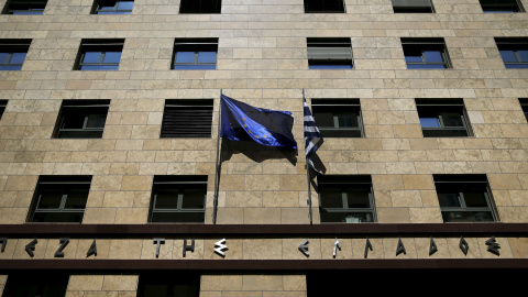 Fachada del Banco de Grecia en Atenas, con la bandera helena y la de la UE. REUTERS/Alkis Konstantinidis