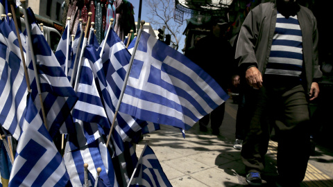 Banderas griegas en una tienda en el centro de Atenas. REUTERS/Alkis Konstantinidis