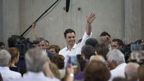 El secretario general del PSOE, Pedro Sanchez (c), saluda a su llegada al polideportivo Can Drago del distrito barcelonés de Nou Barris para celebrar una asamblea abierta. EFE/Alejandro García