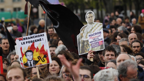 Miles de personas marchan por París, en la nueva jornada de protestas, la undécima, contra la reforma de las pensiones aprobada por el presidente francés, Emmanuel Macron.. — TERESA SUAREZ / EFE/EPA