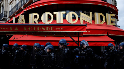 Gendarmes franceses antidisturbios agrupados delante del restaurante 'La Rotonde' de París, durante la nueva jornada de protestas, la undécima, contra la reforma de las pensiones y la elevación de la edad de jubilación a los 64 años aprobad