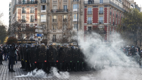 Los gendarmes antidisturbios franceses usan gases lacrimógenos durante los enfrentamientos con los manifestantes, en París, en la undécima jornada de protestas contra la reforma  de las pensiones. EFE/EPA/Mohammed Badra